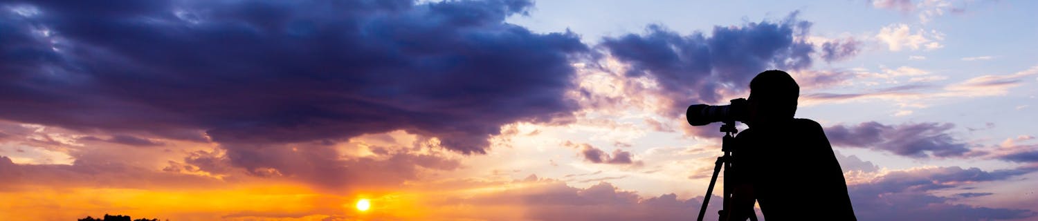 Fotograf fotograferar solnedgången.